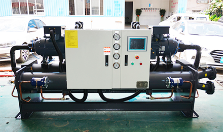 風冷螺桿式冷水機在工業(yè)領(lǐng)域的應用《工業(yè)冷水機應用在哪些行業(yè)》《螺桿式冷水機優(yōu)點有哪些》